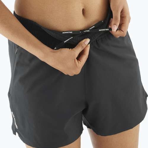Pantaloni scurți de alergare pentru femei Salomon SHAKEout Core 4" deep black