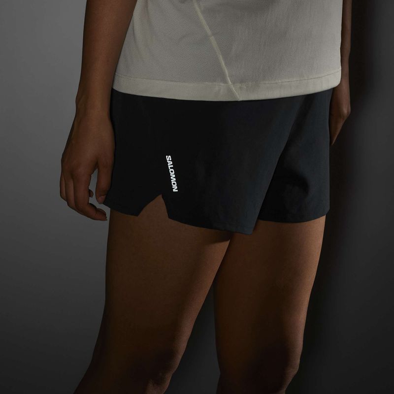 Pantaloni scurți de alergare pentru femei Salomon SHAKEout Core 4" deep black 5