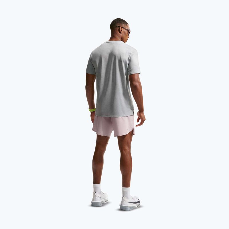 Pantaloni scurți de alergare pentru bărbați Nike Stride Dri-Fit Brief-Lined 7" particle rose 3