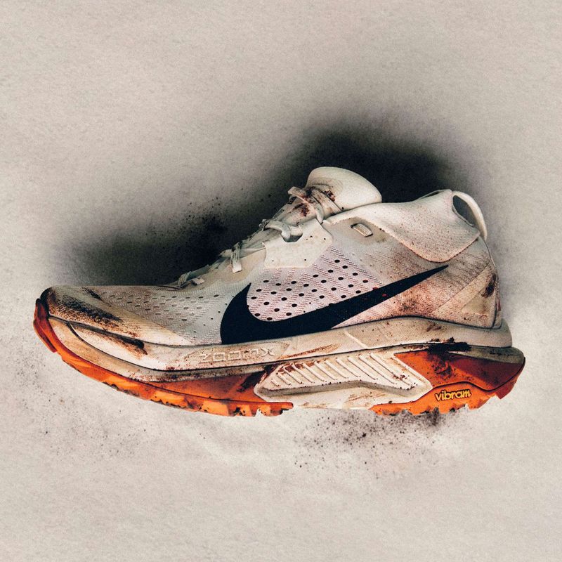 Încălțăminte de alergare pentru femei Nike ACG Zegama summit white/phantom/safety orange/black 12