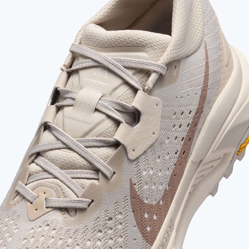 Încălțăminte de alergare pentru femei Nike ACG Zegama cream ii/light orewood brown/diffused taupe 10
